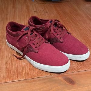 Lightly worn DC men’s canvas lace skate sneaker.